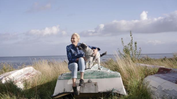 Lene Beier elsker at bade, snorkle eller blot gå tur med hunden Bruce Wayne og katten Tandløs i sin gode weekend. Foto: Nina Pilgaard