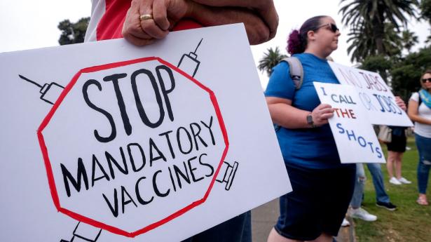 Demonstrationer mod tvungne vacciner mod covid-19 i USA, hvor vaccinemodstanden nu betyder, at pandemien tager til i styrke. Foto: Ringo Chiu/AFP/Ritzau Scanpix