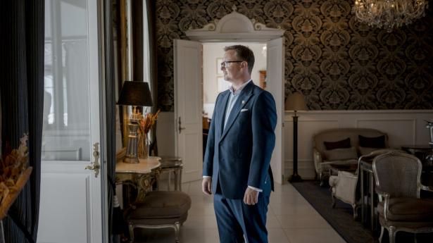 Forpagter på Kokkedal Slot Kasper Heibøll Harboe må hæve priserne for at følge med ansattes lønkrav. Arkivfoto: Mathias Eis/Ritzau Scanpix
