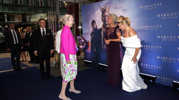 Filminstruktør Charlotte Sieling og Trine Dyrholm modtager dronning Margrethe ved gallapremieren på “Margrete den første” i Imperial Bio i København, 8. september 2021. Arkivfoto: Keld Navntoft/Ritzau Scanpix