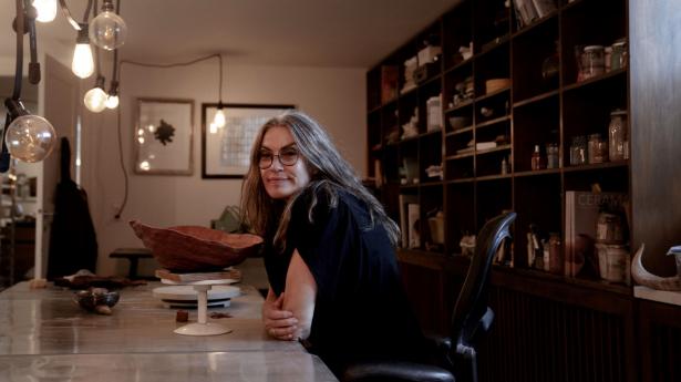 Susanne Rützou føler ærefrygt overfor sin nye metier, keramikken. For udover brugsgenstande som tallerkener og kopper skaber hun også kunstneriske objekter. Foto: Nina Pilgaard
