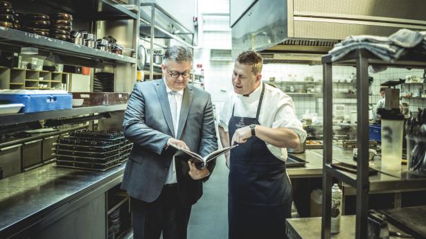 På Hotel Koldingfjord har de fået travlt efter genåbningen. Samtidig har adm. direktør Peder Madsen (t.v.) svært ved at tiltrække nye medarbejdere. Foto: Michael Drost-Hansen