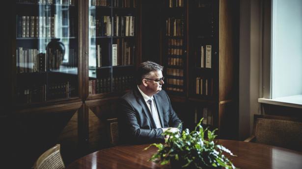 Direktør på Hotel Koldingfjord Peder J. Madsen måtte i maj udbetale løn som kontanter i en kuvert til en ukrainsk medarbejder, fordi der er bøvl med at få skattekort og NemID. Foto: Walter Bølge