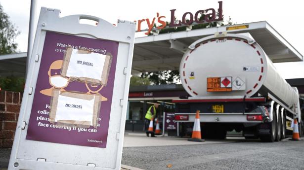 Standerne med brændstof er tomme her i Coventry, men en tankbil kommer med nye forsyninger. Imens står hæren standby for at overtage kørslen. Foto: Paul Ellis/AFP)