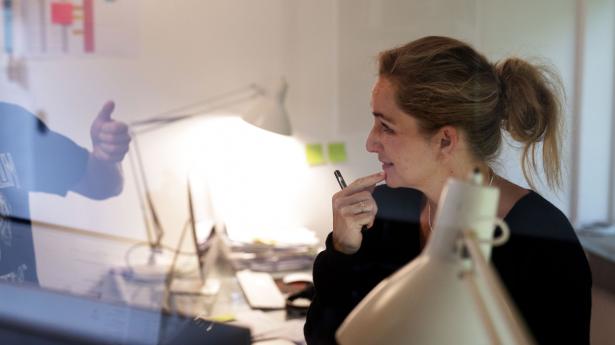 Det er ikke for sent at komme i gang med den strategiske planlægning af det kommende år. Her er årshjulet et effektivt værktøj til at strukturere processen, skriver Claus Damsgaard fra Indkom i denne klumme. Her er det Christina Hove, ejer af Kort- og Dokumentarfilmskolen i Lyngby. Arkivfoto: Nina Pilgaard