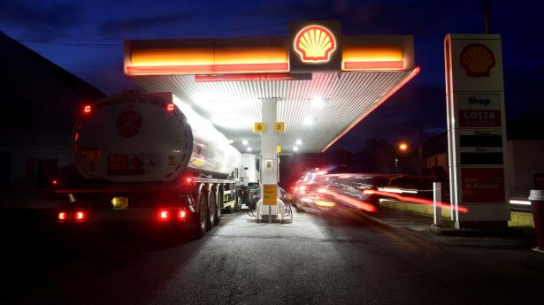 Synet af en tankvogn med benzin er nu så opsigtsvækkende i Storbritannien, at det er et nyhedsfoto værdigt. Foto: Rebecca Naden/Reuters/Ritzau Scanpix