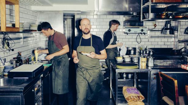 Silberbauers Bistro har navn efter ejer og kok Mathias Silberbauer (midtfor), som selv både laver maden og er med til at servere den. Foto: Jeppe Bøje Nielsen