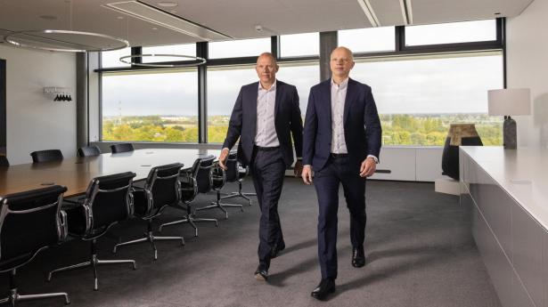 Jens Bjørn Andersen (tv) er adm. direktør for DSV. Jens Lund (th) har netop skiftet sin stilling som finansdirektør ud med en rolle som driftsdirektør for koncernen. Arkivfoto: Simon Fals