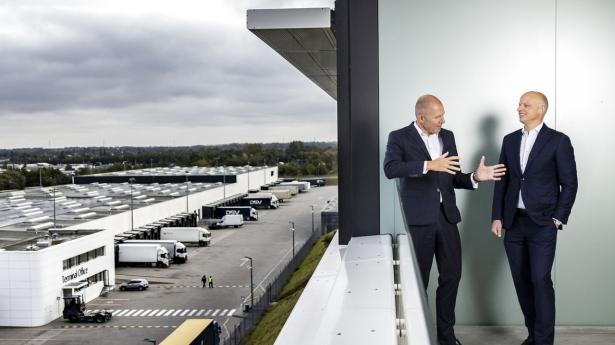 Administrerende direktør i DSV, Jens Bjørn Andersen (t.v.) og driftsdirektør i DSV, Jens Lund, har oplevet lønpakker, som er blevet henholdsvis 12 pct. og 20 pct. mere værd i 2022. Arkivfoto: Simon Fals