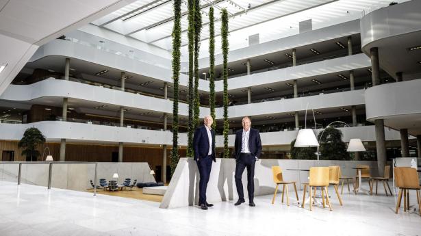 DSV, Danmarks tredjestørste virksomhed, har hovedkontor i Hedehusene. Fra venstre: Finansdirektør Jens Lund og adm. direktør Jens Bjørn Andersen. Foto: Simon Fals