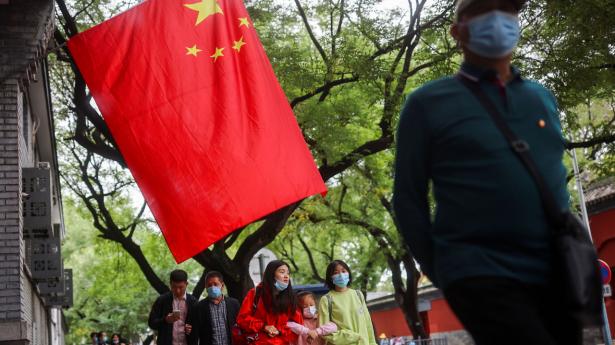 Kineserne fejrer nationaldagen, men i en del af omverdens øjne er der ikke så meget at fejre. Kina bevæger sig væk fra markedsøkonomien, og styret vil selv overtage mere forretningsdrift, påpeger to tænketanke. Foto: Thomas Peter/ Reuters/ Ritzau Scanpix