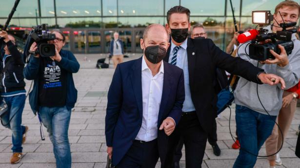 Olaf Scholz og SPD er et lille stykke tættere på magten, efter at de i dag åbnede forhandlinger med Die Grünen og FDP om en ny tysk regering. Men et svært og formentlig månedlangt forhandlingsforløb venter forude. Foto: Odd Andersen/AFP/Ritzau Scanpix