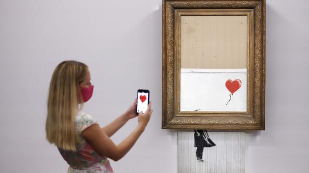 En lille andel af et værk af kunstneren Banksy skal i fremtiden kunne ligge side om side med aktier i en portefølje hos Public.com. Arkivfoto: Tom Nicholson/Reuters/Ritzau Scanpix