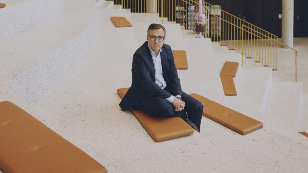 Jakob Stilov, ejendomschef i Carlsberg, står for tiden i spidsen for at renovere brygger J.C Jacobsens villa i Valby. Planen er at føre den tilbage til dens oprindelige udtryk fra midten af 1800-tallet. Foto: Jonas Pryner Andersen