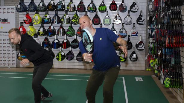 Torben Kulmkbak og Mikkel Normann fra ketsjerforretningen Zerv har stadig varer at sælge, men de frygter at komme til mangle padelbat til foråret. Foto: Maria Fonfara