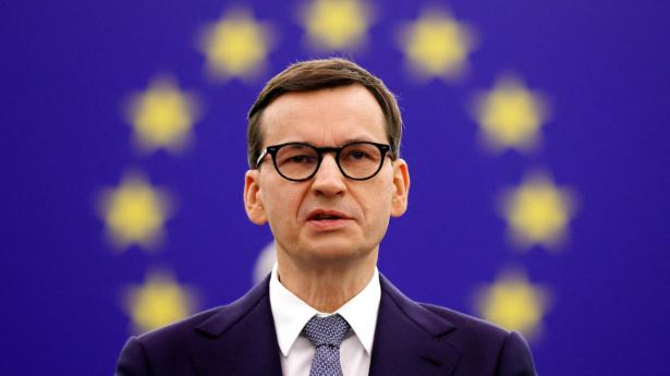 Den polske regeringschef Morawiecki anklager EU for at overskride sine beføjelser og forsøge at “afpresse” den polske regering i striden om dommeres uafhængighed. Foto: Ronald Wittek/AFP/Ritzau Scanpix