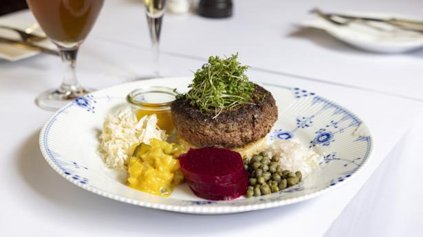 Pariserbøf af fint stegt okse på sprødt, smørristet hvedebrød.