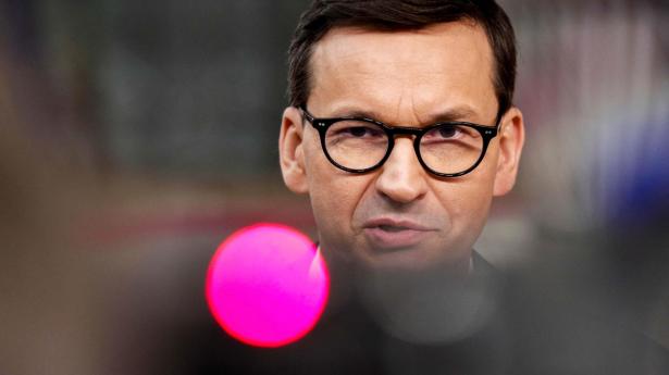 Den polske premierminister Morawiecki og hans regering får store dagbøder i striden om retsstatens principper. Foto: Olivier Hoslet/AFP/Ritzau Scanpix
