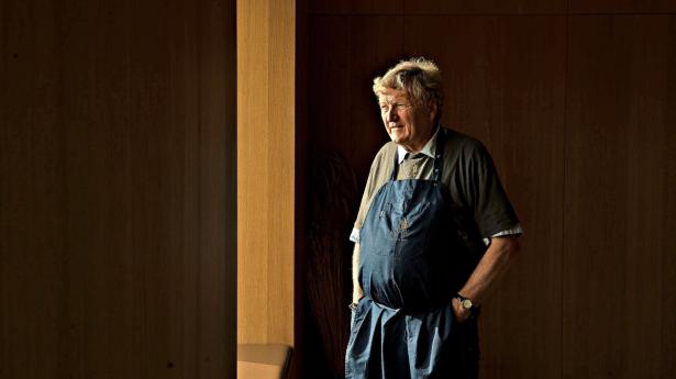 Jørn Ussing Larsen i det prisbelønnede Kornets Hus, som det lykkedes ham efter 15 års fundraising og planlægning at få opført uden for Hjørring. Foto: Cathrine Ertmann