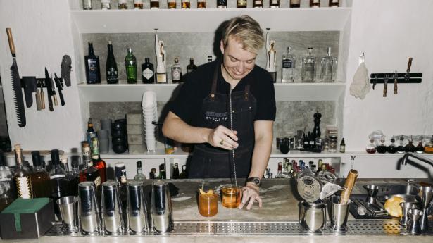 Bastian Leander Andersen på cocktailbaren Gedulgt blander en Old Fashioned. Foto: Tobias Nicolai.