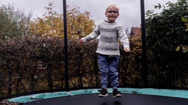 Femårige Sigurd giver den gas på den trampolin, som teknisk forvaltning forvekslede med et udhus på 39 kvm. Foto: Nina Pilgaard