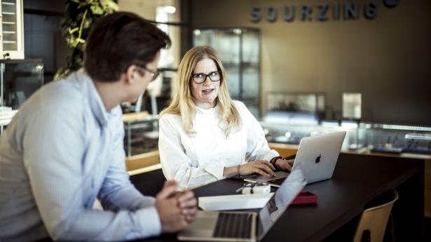 Få syv konkrete indspark til at indsamle og arbejde med co2-data i klummen fra Viegand Maagøe. Billedet viser Sussie Grønfeldt fra virksomheden Sourzing i Kolding, hvor hun i foråret blev ansat til at lave firmaets første csr-rapport. Find link til artiklen nederst i klummen. Arkivfoto: Michael Drost-Hansen.