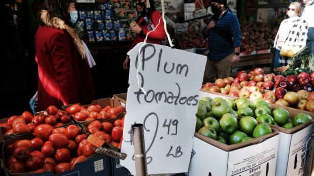 Høj inflation har betydet stort pres på mange og især lavtlønnede amerikaneres rådighedsbeløb. Men også globalt er fødevarepriserne steget markant – ifølge FN-organisationen FAO er priserne på fødevarer på et år steget med 30 pct. globalt. Her fra et fødevaremarked i New York. Arkivfoto: Spencer Platt/Getty Images/AFP