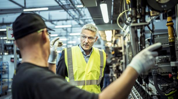 Danfoss invester massivt i sine fremtidige muligheder, påpeger Jesper V. Christensen, økonomidirektør i Danfoss – her i produktionen i Nordborg sammen med operatør Jean Clausen. Arkivfoto: Michael Drost-Hansen