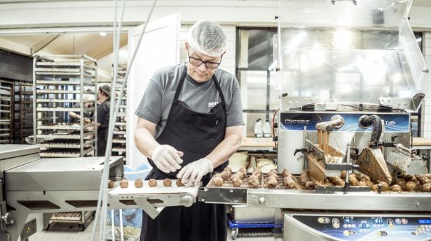 Carsten Bjørn Bak Matthiesen er i gang med at lave romkuglerne, der i 2018 vandt prisen som Danmarks bedste. I dag har bagermesterens firma over 70 ansatte. Foto: Michael Drost-Hansen