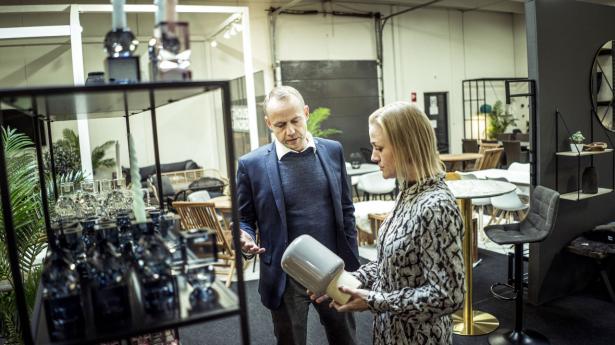 50-årige Henrik Jørgensen etablerede i 2017 House Nordic. Nu sælger firmaet møbler til kunder i over 40 lande. Her står direktøren med sin kreativ koordinator Stine Sjødahl. Foto: Michael Drost-Hansen