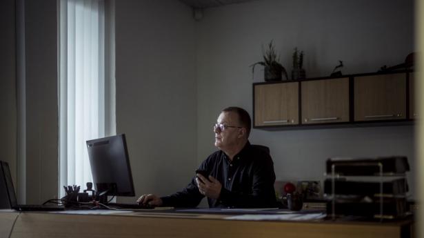 Knud Weis er ordblind, men kan godt sende en kort mail. Indimellem skal stavningen af et ord dog lige tjekkes. Foto: Michael Drost-Hansen
