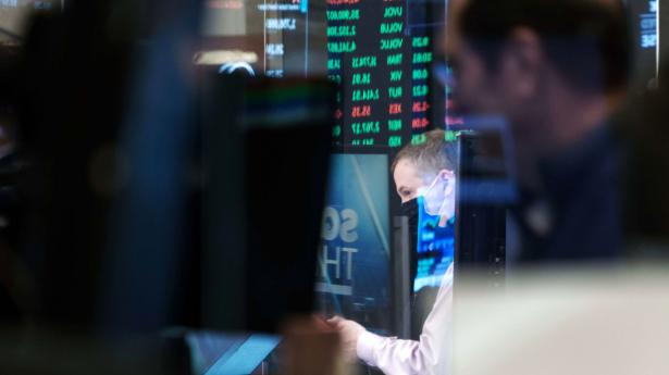 Investorer forventer nu, at opstramningen af den lempelige finans- og pengepolitik vil udskydes på grund af usikkerhed om den nye coronavariant.