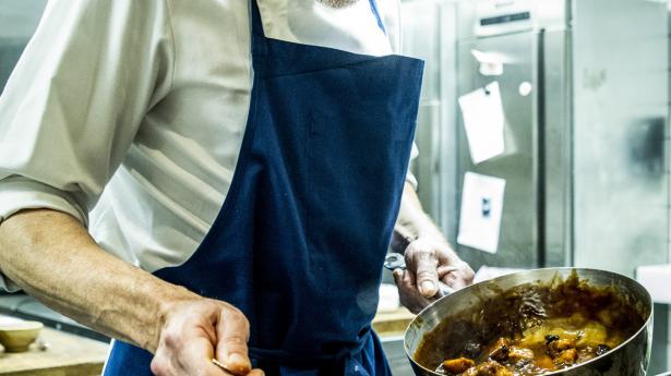 Køkkenchef Jim Feilberg anretter vol au vent med kalvebrisler.