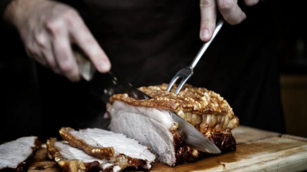 Gode ølvalg til flæskestegen er britisk strong ale eller typen bock som Tuborg Julebryg. Foto: Mette Mørk/Scanpix