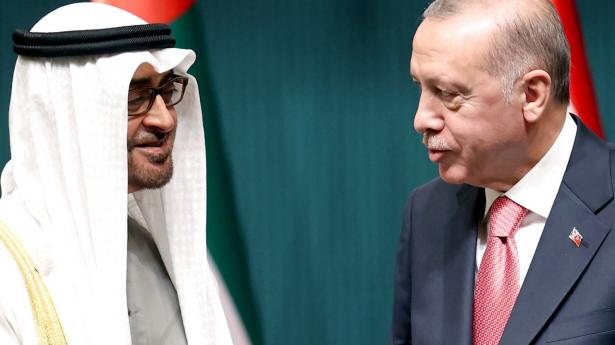 Præsident Recep Tayyip Erdogan siger, at han nu fører “økonomisk selvstændighedskrig”. Han får hjælp fra Abu Dhabis kronprins sheik Mohammed bin Zayed Al Nahyan, der vil investere i Tyrkiet. Foto: Adem Altan/AFP/Ritzau Scanpix.