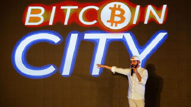 El Salvador blev det første land til at indføre bitcoin som officiel valuta, og præsident Nayib Bukele annoncerede i slutningen af november, at han vil bygge en bitcoin-by. Arkivfoto: Jose Cabezas/Reuters/Ritzau Scanpix