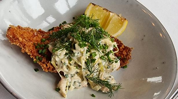 Sprød fiskefilet med grillet citron.