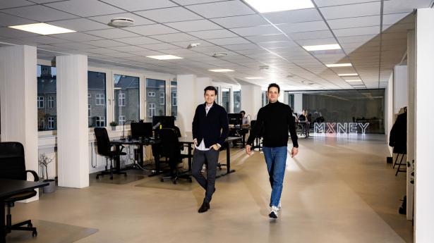 Mads Andreas Olesen og Morten Askekilde står bag fintech-virksomheden Mxney, der i 2022 vil være Europas nye bank for online-iværksættere. Foto: Simon Fals