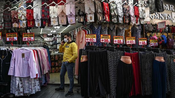 Forretningslivet er i vid udtrækning gået i stå her i Grand Bazaar, Istanbul, hvor inflationen underminerer købekraften. Foto: Ozan Kose/AFP