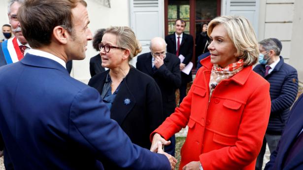 Den borgerlige Valerie Pecresse er i målinger den kandidat, der er tættest på at kunne slå Macron ved præsidentvalget i april. Her mødes de i oktober 2021. Arkivfoto: Pool/Reuters/Ritzau Scanpix