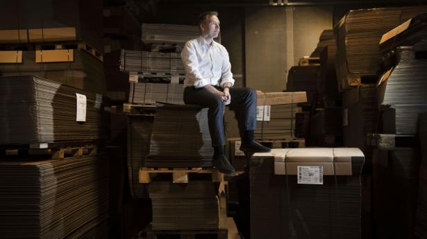 Tyndere og stærkere kasser sparer plads på pallerne og papirmasse på fabrikken i Tyskland. Tilsammen giver det en miljøgevinst, mener adm. direktør Rune Jørgensen fra Boxen Emballage. Foto: Lars Horn