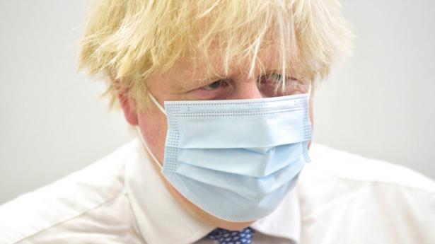 Boris Johnson besøgte mandag et vaccinecenter i London. Han ville ikke udelukke, at der kan komme flere restriktioner. Foto: Pool/Reuters/Ritzau Scanpix