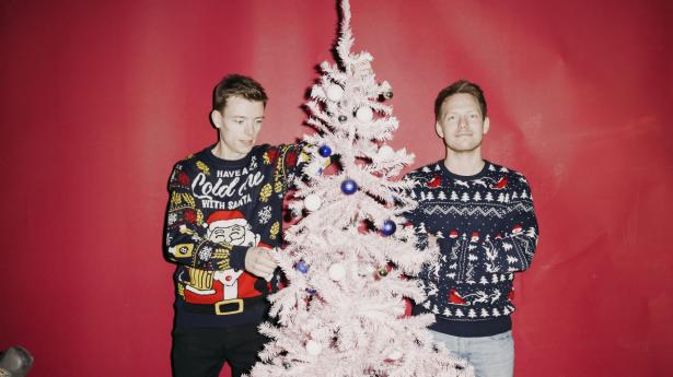 Jesper Ahm Sørensen og Christoffer Henriksen har siden 2016 solgt julesweatre og har netop vundet deres første Børsen Gazelle for firmaets vækst. Foto: Tobias Nicolai