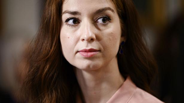 Samira Nawa (R) påpeger, at der på ingen måde er udsigt til flertal for blåt forslag om lavere beløbsgrænse. Arkivfoto: Philip Davali/Ritzau Scanpix