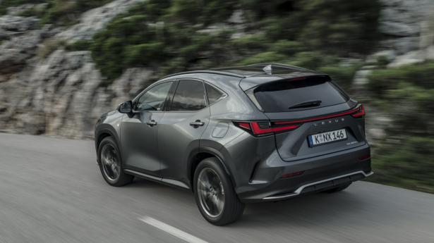 Lexus NX fås med flere forskellige drivliner globalt, men med de aktuelle afgiftsregler i Danmark lanceres kun plugin-hybrid herhjemme.