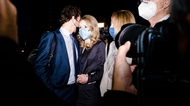 Elizabeth Holmes, stifter af Theranos, blev dømt for svindel tirsdag ved retten i San Jose, Californien. Her ses hun med ægtefællen Billy Evans og sin mor. Foto: Nick Otto/AFP/Ritzau Scanpix