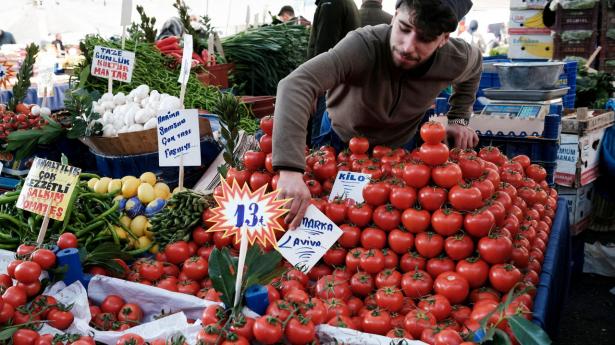 Priserne på fødevarer stiger voldsomt i Tyrkiet. Her fra et gademarked i Istanbul. Foto: Murad Sezer/Reuters/Ritzau Scanpix