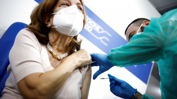 En kvinde får et skud med en af de 807 mio. Morderna-vacciner, som selskabet solgte sidste år. Arkivfoto: REUTERS/Guglielmo Mangiapane