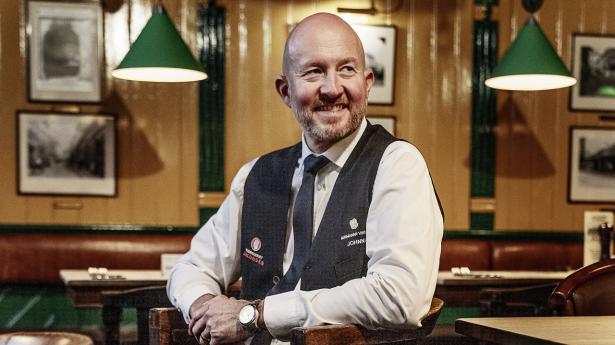 Indehaver og vært Johnni Frost, Husmanns Vinstue. Foto: Nina Pilgaard
