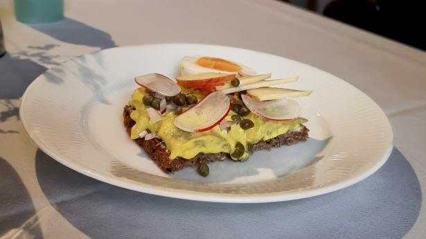 Sild af god kvalitet i en sød karrydressing. Foto: Ole Troelsø